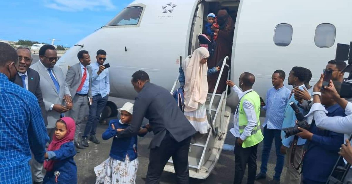 Dowladda Soomaaliya oo dalka dib ugu soo celisay 123 mawaadin una badnaa arday “SAWIRRO”