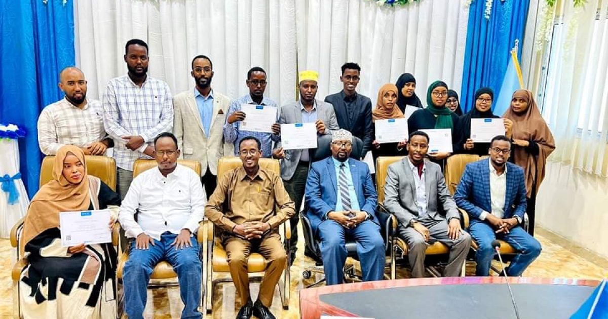 Wasiirka Isgaarsiinta Soomaaliya oo tababbar u soo xiray qaar ka mid ah shaqalaaha Wasaaradda “SAWIRRO”