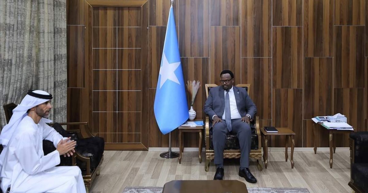 R/W ku-xigeenka dalka oo xafiiskiisa ku qaabisay Safiirka Imaaraad-ka Carabta