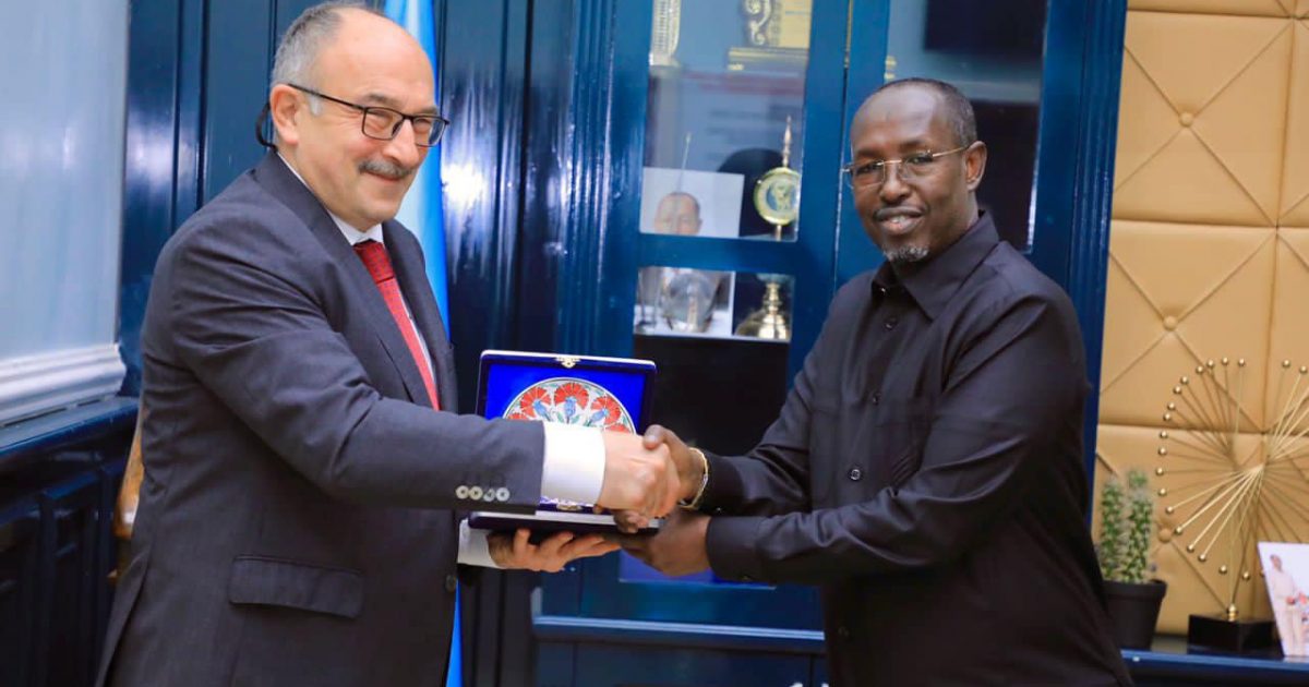 Guddoomiyaha gobolka Banaadir oo Aqalka Dowladda hoose ku qaabilay danjiraha Turkiga u fadhiya Soomaaliya