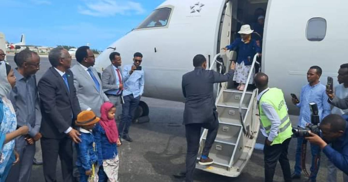 Dowladdeenna oo markale 73 Muwaadiniin ah dalka dib ugu soo celisay