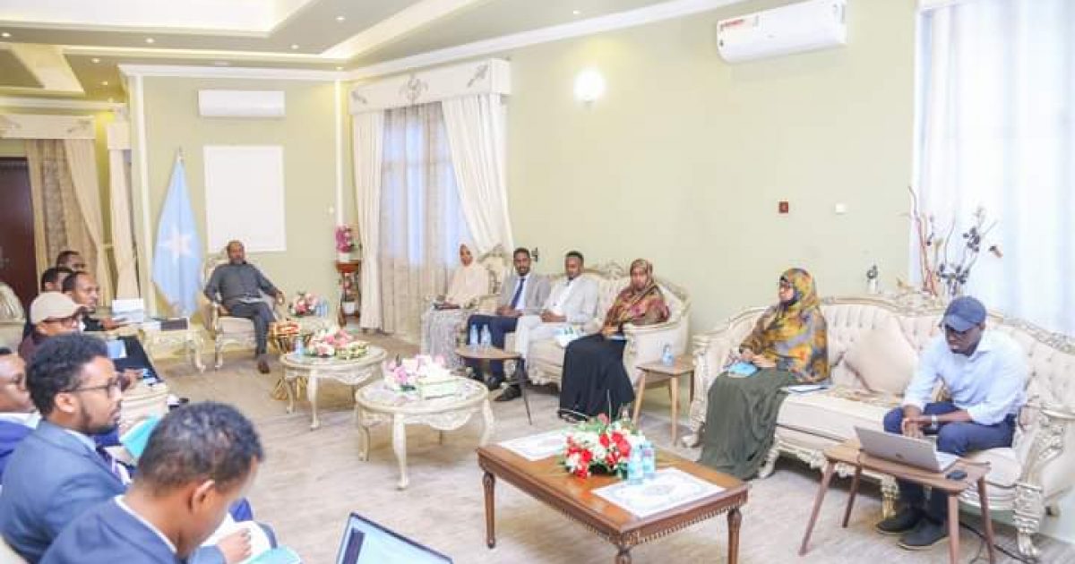 Madaxweyne Xasan Sheekh oo la kulmay Agaasinka Guud ee Madaxtooyada Qaranka