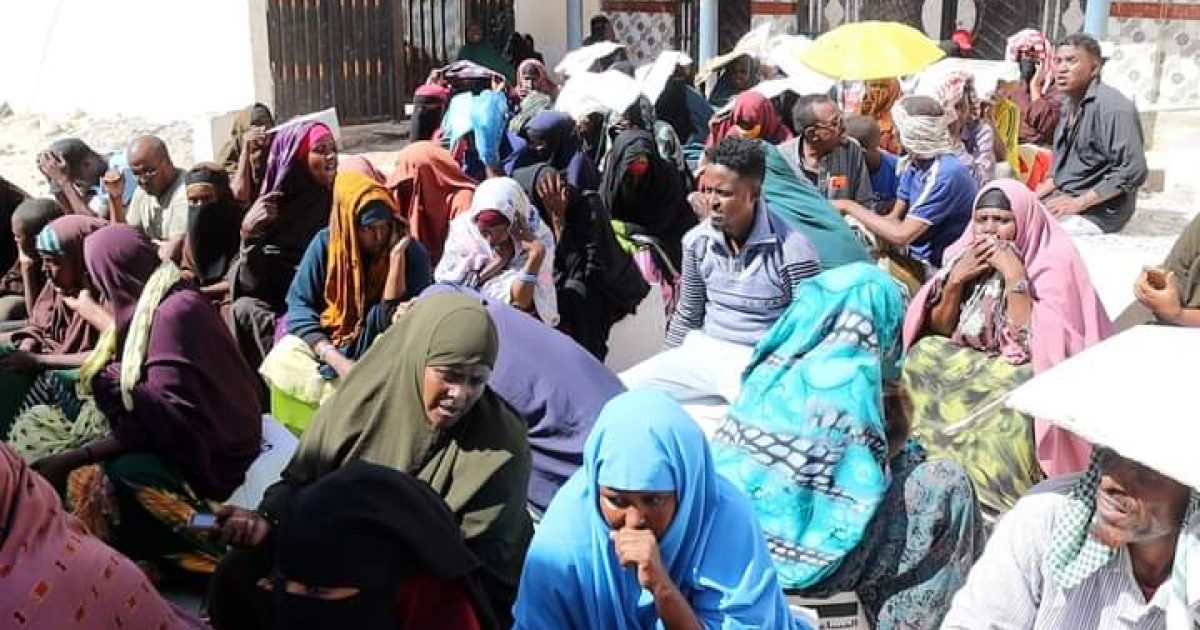 Hay’adda Maaraynta Musiibooyinka Qaranka oo rashin u qeybisay qoysas danyar ah “SAWIRRO”