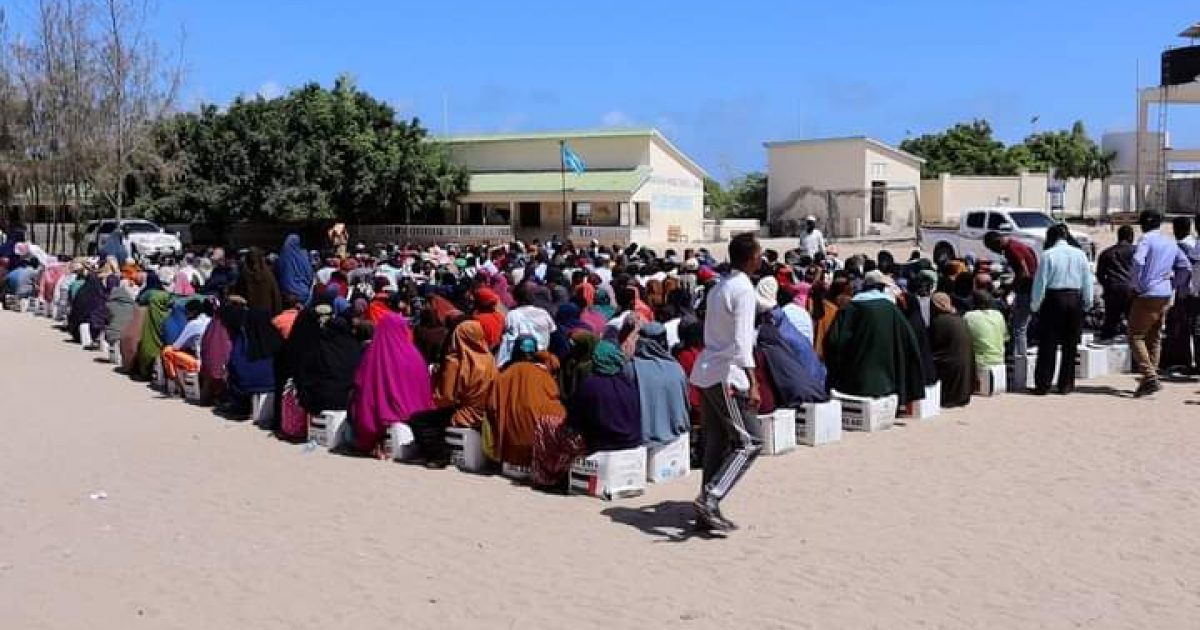 Hay’adda SoDMA oo deeq raashiin ah u qeybisay qoysas danyar ah “SAWIRRO”