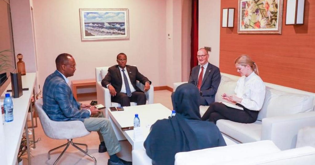 Madaxweynaha Hirshabeelle oo kulan la qaatay Safiirka Ingiriiska ee Soomaaliya 