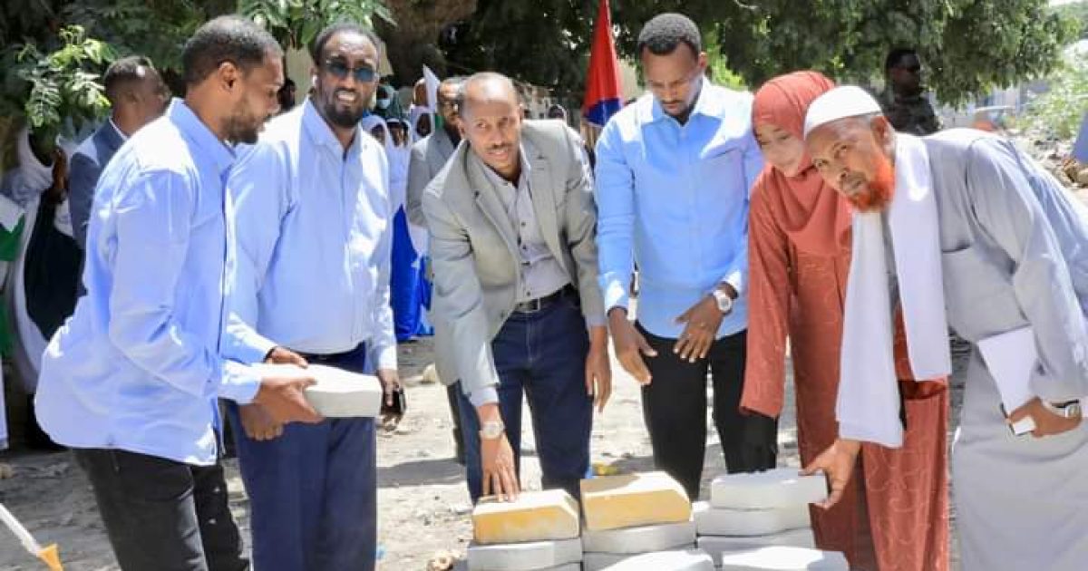 Guddoomiye Ku-xigeenka Howlaha Guud G/Banaadir oo dhagax dhigay waddo dib u habeyn lagu sameynayo