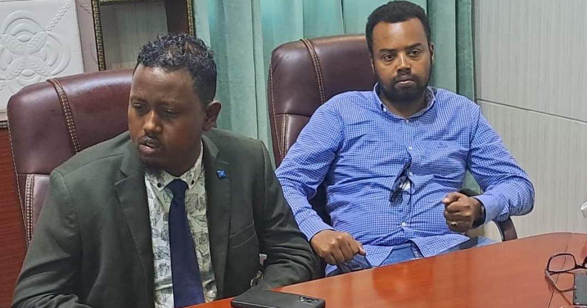 Wasiiru Dowlaha Shaqada iyo Arrimaha Bulshada oo Kulan la qaatay Guddiga Farsamada Gacanta 