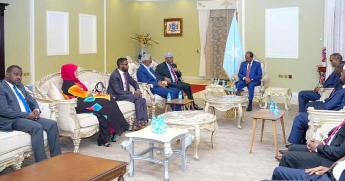 Madaxweyne Xasan Sheekh oo kulan la qaatay guddoonka Labada Aqal Baarlamaanka JFS “SAWIRRO”