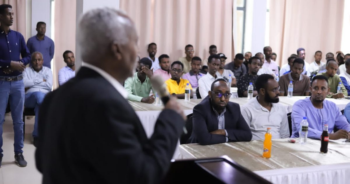 Mas’uuliyiin ka tirsan Dowladda Soomaaliya oo Magaalada Jubba kula kula qaatay 102 Mawaadin