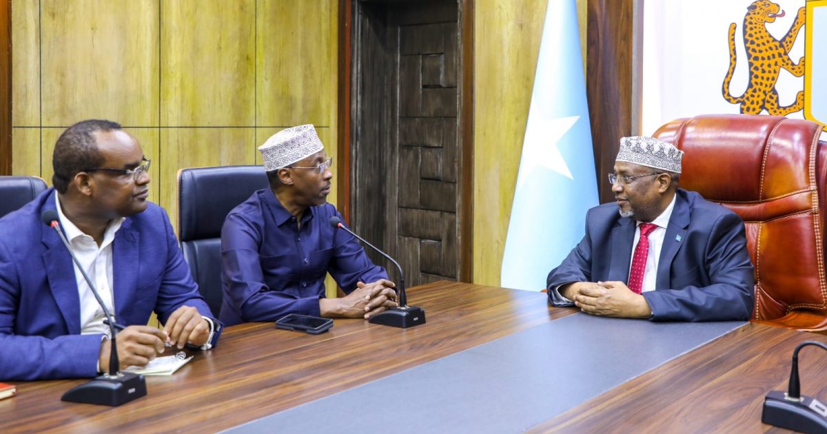 Guddoomiye Sheekh Aadan Madoobe oo kulan la qaatay Ergeyga Madaxweynaha ee Arrimaha Somaliland “SAWIRRO”