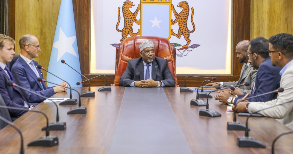 Guddoomiye Aadan Madoobe oo qaabilay danjiraha cusub ee dalka Ingiriiska