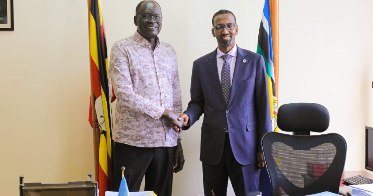 Safiirka Soomaaliya u fadhiya Dowladda Uganda oo la kulmay Wasiirka Gargaarka Dalkaas