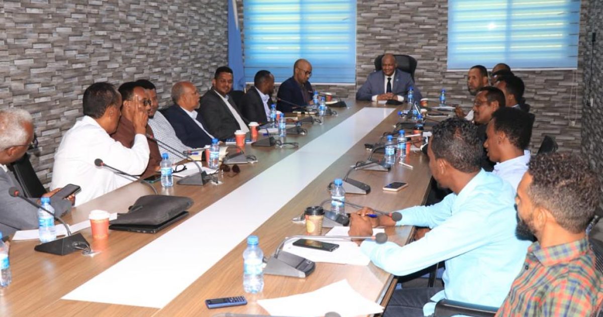 Guddiga Madaxa Banaan ee Hirgelinta Dastuurka KMG oo warbixin laga dhageystay “SAWIRRO”