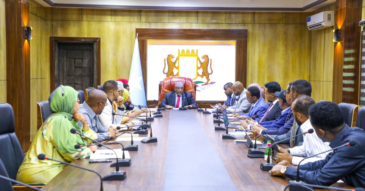 Guddoomiye Sheekh Aadan Madoobe oo shir-guddoomiyay kulan looga hadlayay jiheynta sharciyada Golaha