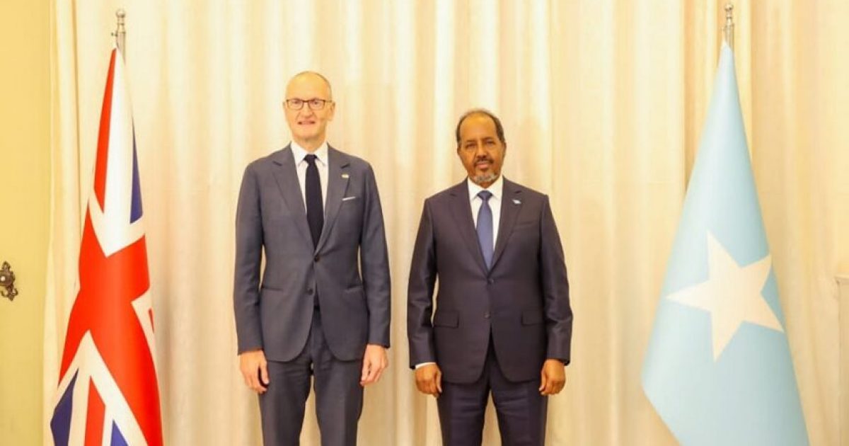 Madaxweyne Xasan Sheekh oo waraaqihii aqoonsiga ka guddoomay safiirka cusub ee Ingiriiska