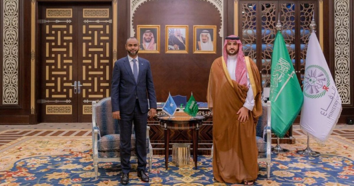 Sawirro: Wasiirka Difaaca Soomaaliya oo kulan la qaatay dhiggiisa dalka Sacuudiga