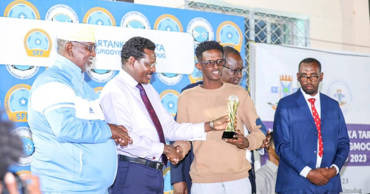 Madaxweynaha Dowlad gobaleedka Galmudug oo koobkii degmooyinka guddoonsiiyay degmada cabudwaaq