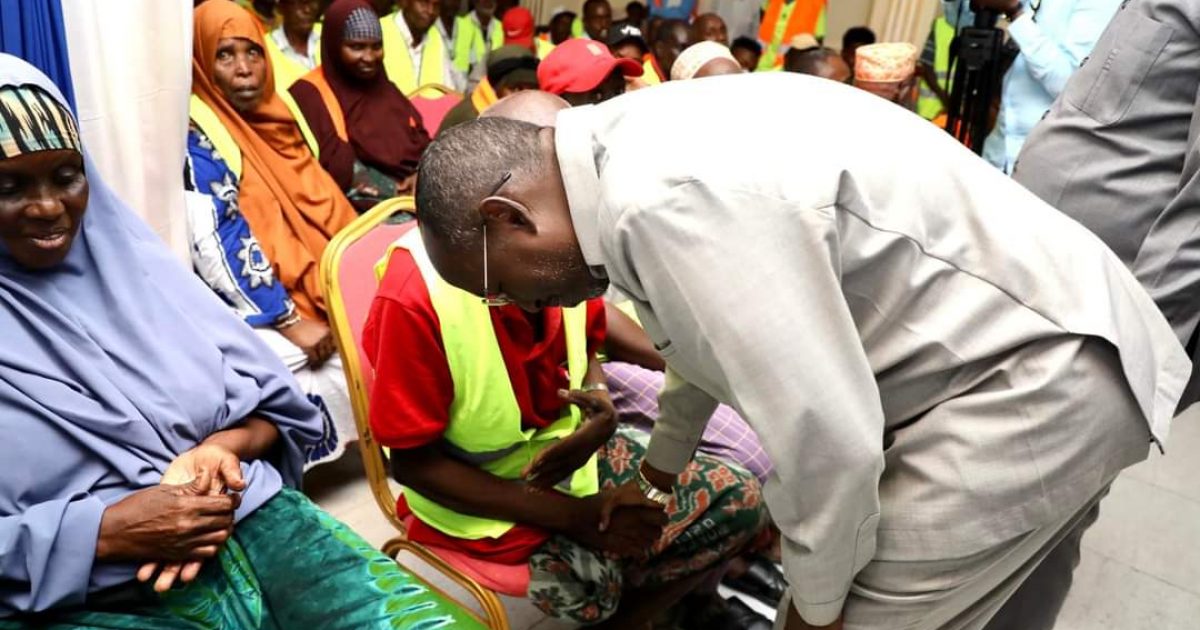 Duqa Muqdisho oo Waaxda Nadaafada u sameeyay  Mushaar kordhin