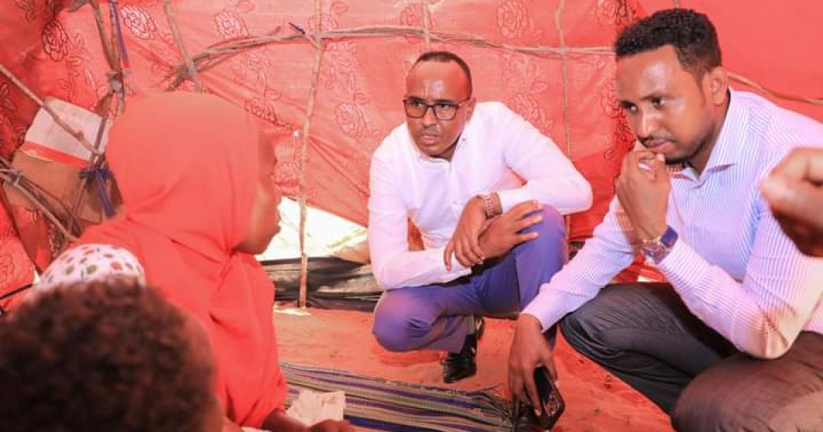 Guddoomiyaha Hay’adda SoDMA oo kormeeray qoysas ku soo barakacay duleedka Kismaayo “SAWIRRO”