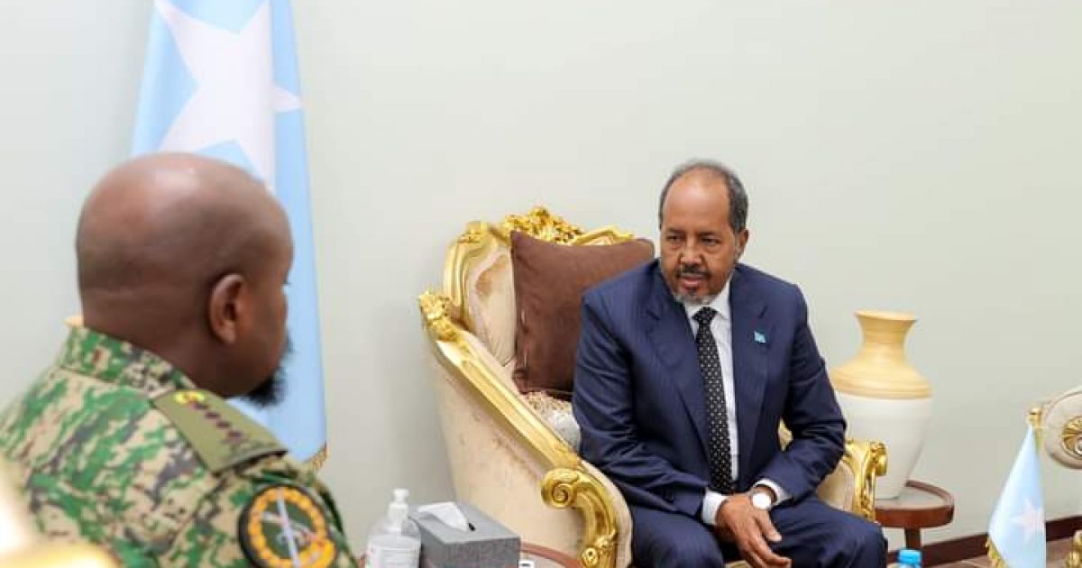 Madaxweyne Xasan Sheekh oo Madaxtooyada ku qaabilay Ergey ka socda Madaxweynaha Uganda