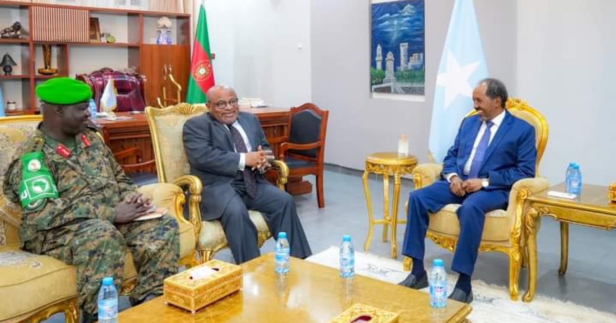 Madaxweyne Xasan Sheekh iyo Wakiilka Midowga Afrika ee Soomaaliya oo ka wada hadlay dhimista ciidamada ATMIS