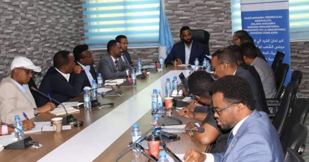 Guddiga Miisaaniyadda Golaha Shacabka oo su’aalo hannaanka Maaliyadda weydiiyay Wasiirka Maaliyadda