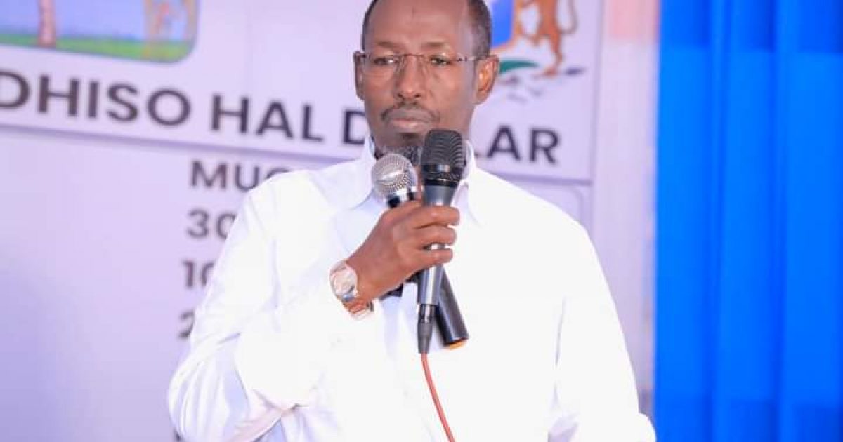 Guddoomiyaha Gobolka Banaadir oo bogaadiyay barnaamijka bulshada ay ku dhisanayaan Caasimadda