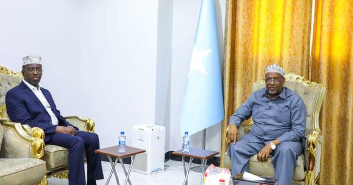 Guddoomiye Sheekh Aadan Madoobe oo hoygiisa ku booqday Madaxweynihii hore ee dalka