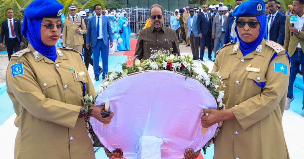 Madaxweyne Xasan Sheekh oo ubax dhigay Taallada Dhagaxtuur “SAWIRRO”