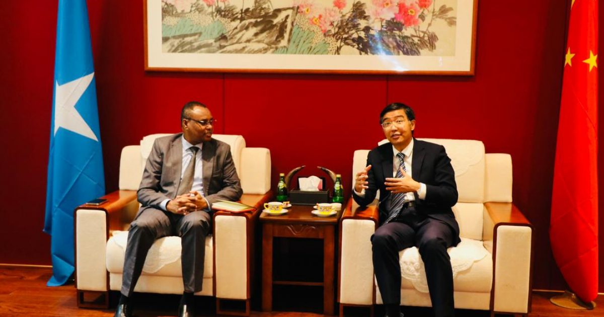 Wasiirka ganacsiga XFS oo kulan la qaatay Safiirka China ee Soomaaliya 