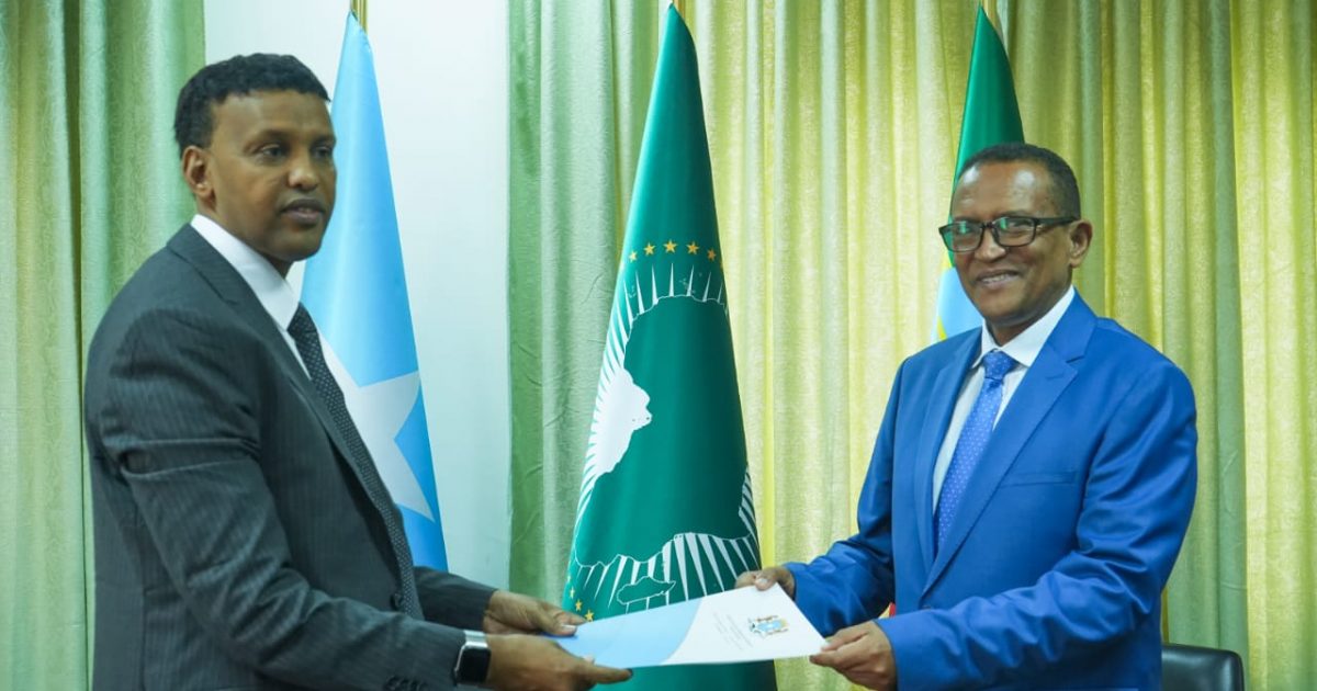 Safiirka Soomaaliya ee dalka Ethiopia oo laga guddoomay nuqul ka mid ah warqadihiisa aqoonsiga