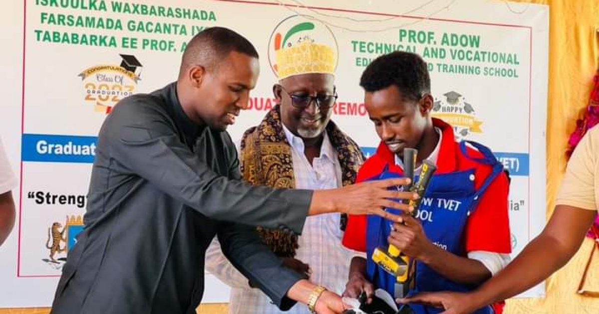 Duqa Degmada Gaalkacyo oo tababar u soo xiray dhallinyaro baratay farsamada gacanta “SAWIRRO”