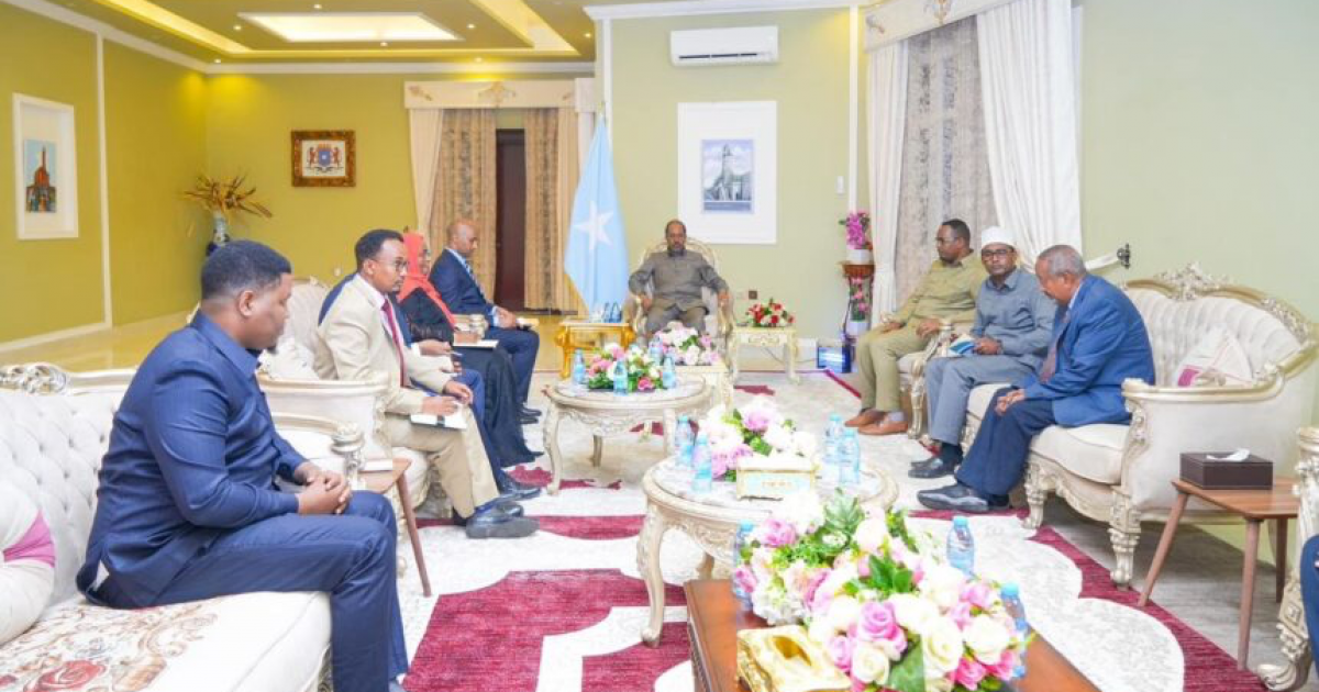 Madaxweyne Xasan Sheekh oo kulammo la qaatay xubnaha Labada Guddi ee Dib-u-eegista dastuurka