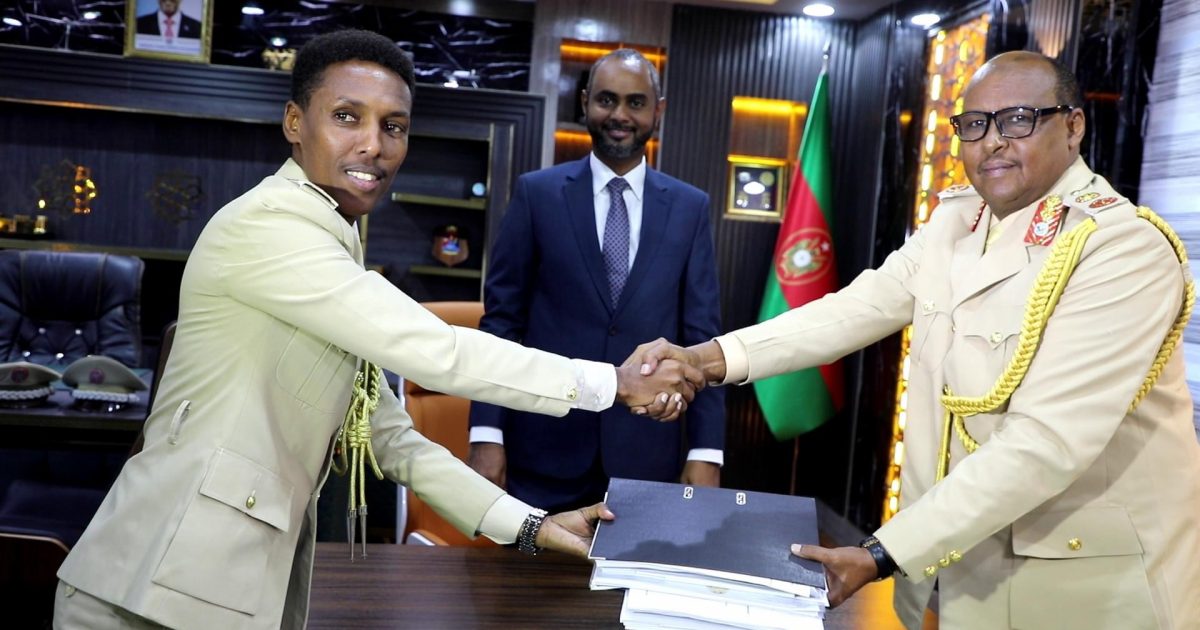 Wasiirka Gaashaandhiga XFS oo xilalka u kala wareejiyay Taliska cusub ee Ciidanka Xoogga iyo Taliskii hore