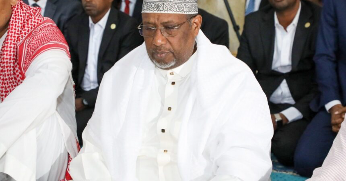 Guddoomiyaha Golaha Shacabka oo madax iyo boqolaal dadweyne ah salaadda ciidda kula tukaday Masjidka isbaheysiga Islaamka