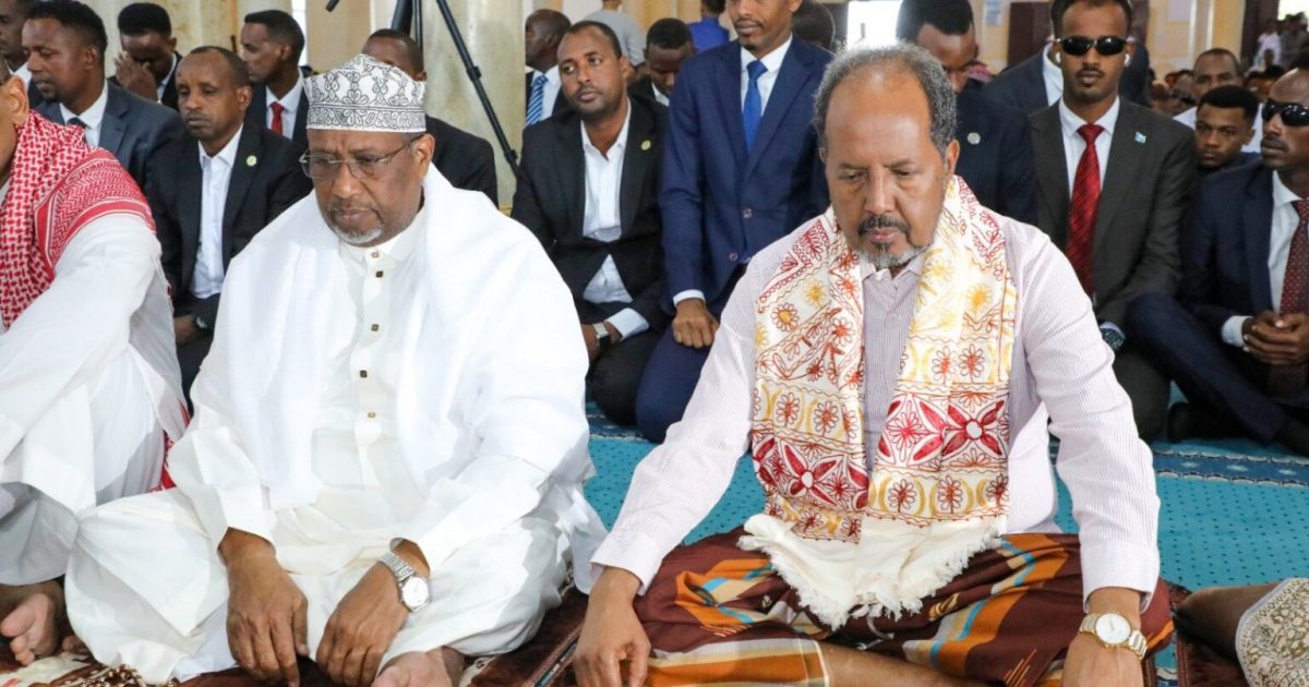 Madaxweynaha dalka oo boqolaal ka mid ah shacabka Muqdisho kula oogay Salaadda Ciidda Masjidka Isbahaysiga Islaamka