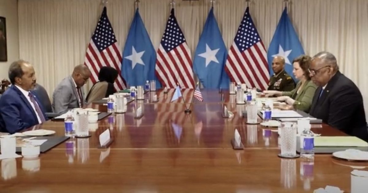 Madaxweyne Xasan Sheekh oo kulan la qaatay wasiirka gaashaandhigga Maraykanka.