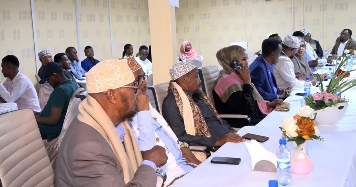 Sawirro: La-taliyaha Madaxweynaha JFS oo kulan casho ah Muqdisho ugu sameeyey Isimada SSC