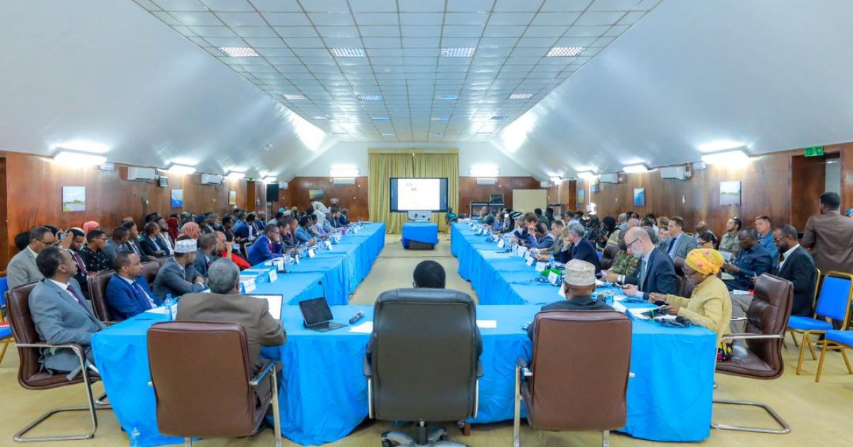 Sawirro: R/W ku xigeenka XFS Muqdisho ka furay shir looga tashanayo xasilinta dhulka laga xoreeyey Khawaarijta