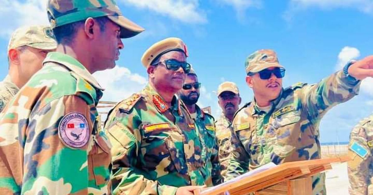 Taliyaha Ciidanka Dhulka XDS oo kormeeray dugsiga tababarka ciidamada TurkSom