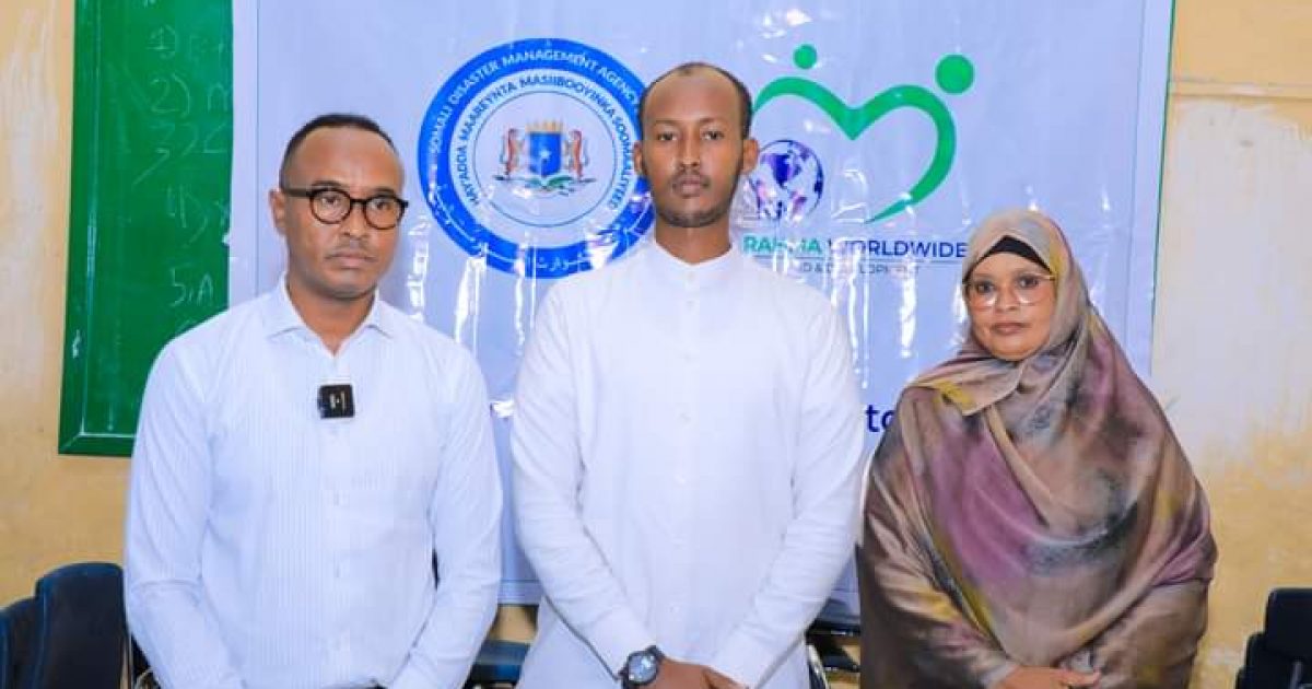 Guddoomiyaha Hay’adda SoDMA oo agab waxbarasho ku wareejiyay Mu’asasada Imaamu  Shaafici