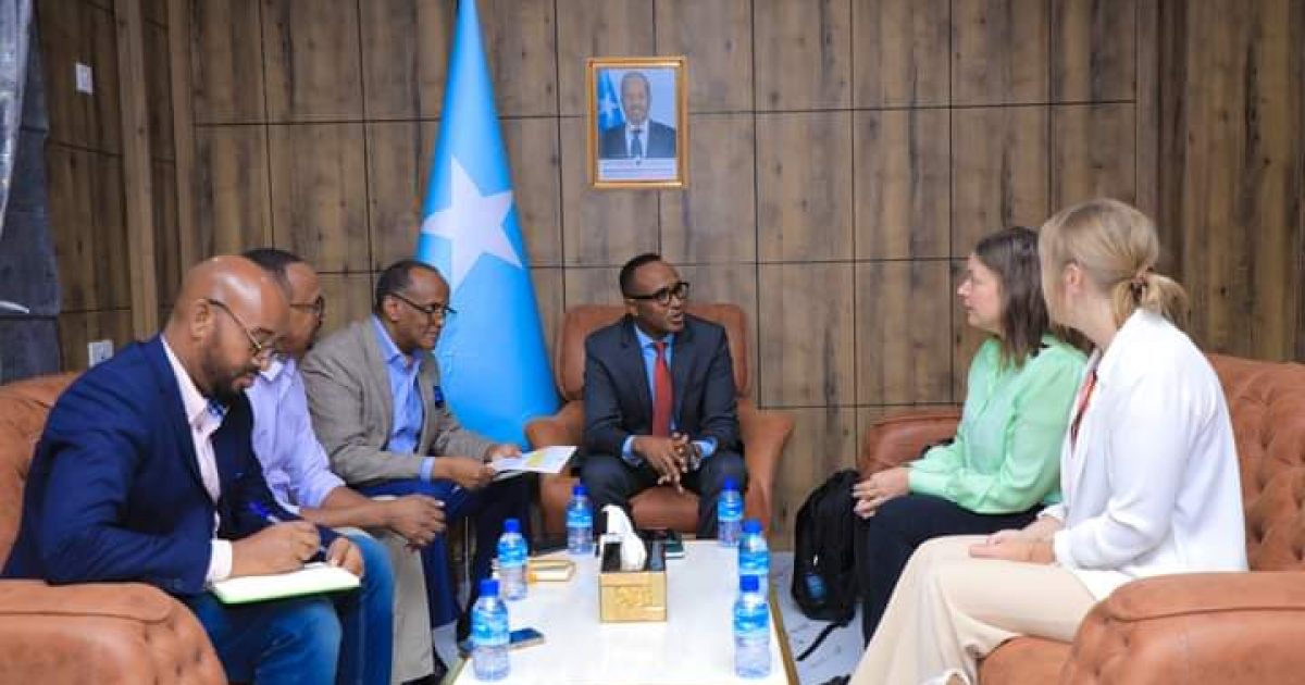 Guddoomiyaha Hay’adda SoDMA oo qaabilay wafdi ay hogaaminayso Ku-simaha Safiirka Finland