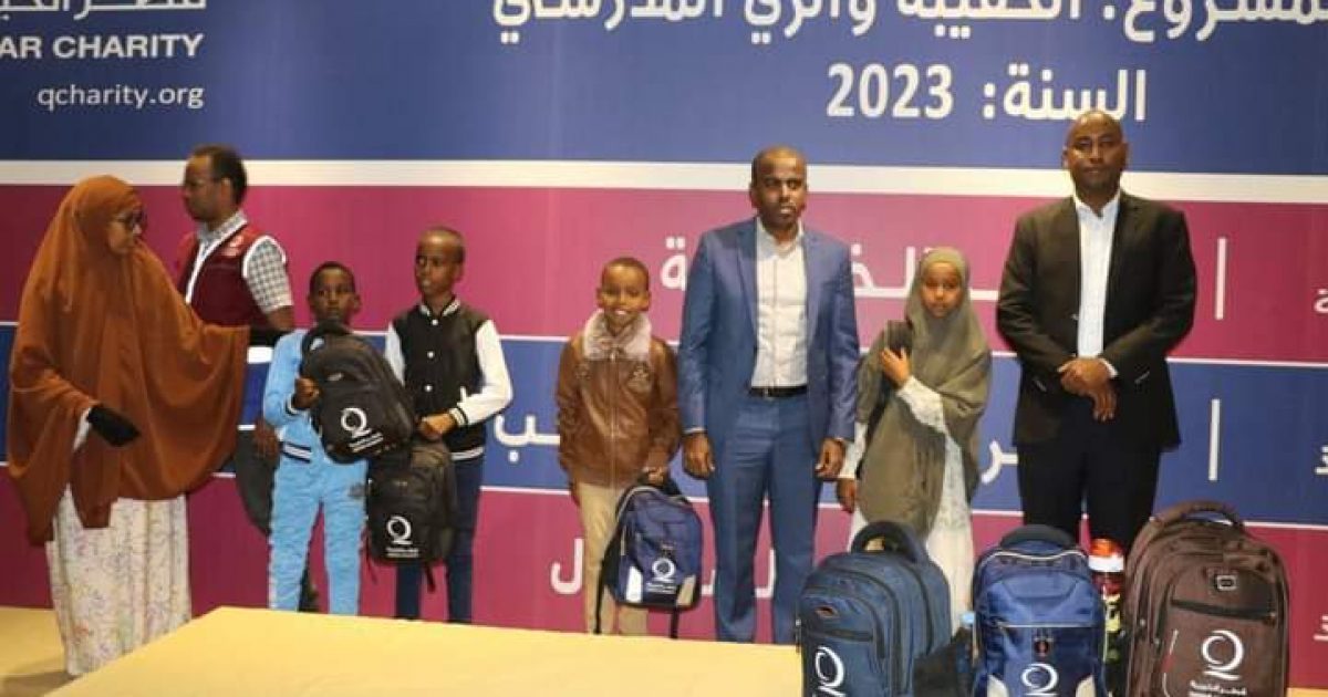 Arday agoon ah oo loo qeybiyay dhar iyo agab Waxbarasho oo dhameystiran