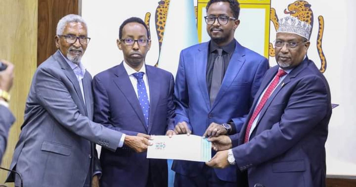 Guddoonka Labada Aqal oo nuqulada heshiiskii Madasha Wadatashiga Qaran ku wareejiyay Guddiga Dib u eegista Dastuurka