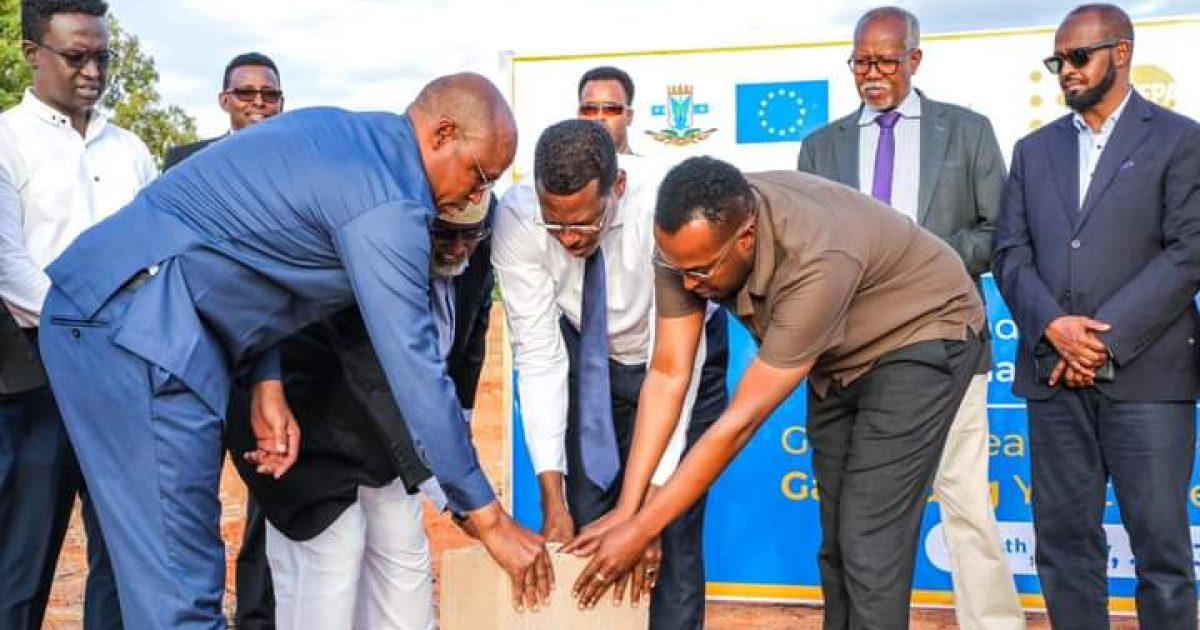 Madaxweynaha Galmudug oo dhagax dhigay dhismaha Xarunta Dhallinyarada Galmudug