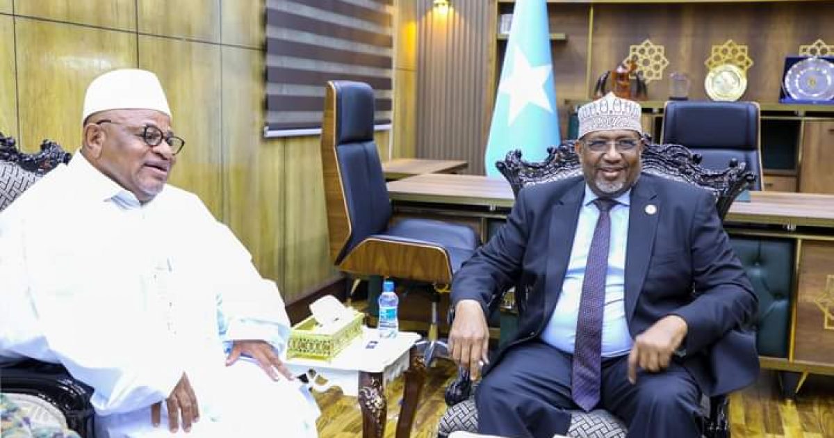 Guddoomiye Sheekh Aadan oo xafiiskiisa ku qaabilay Wakiilka Midowga Afrika ee Soomaaliya