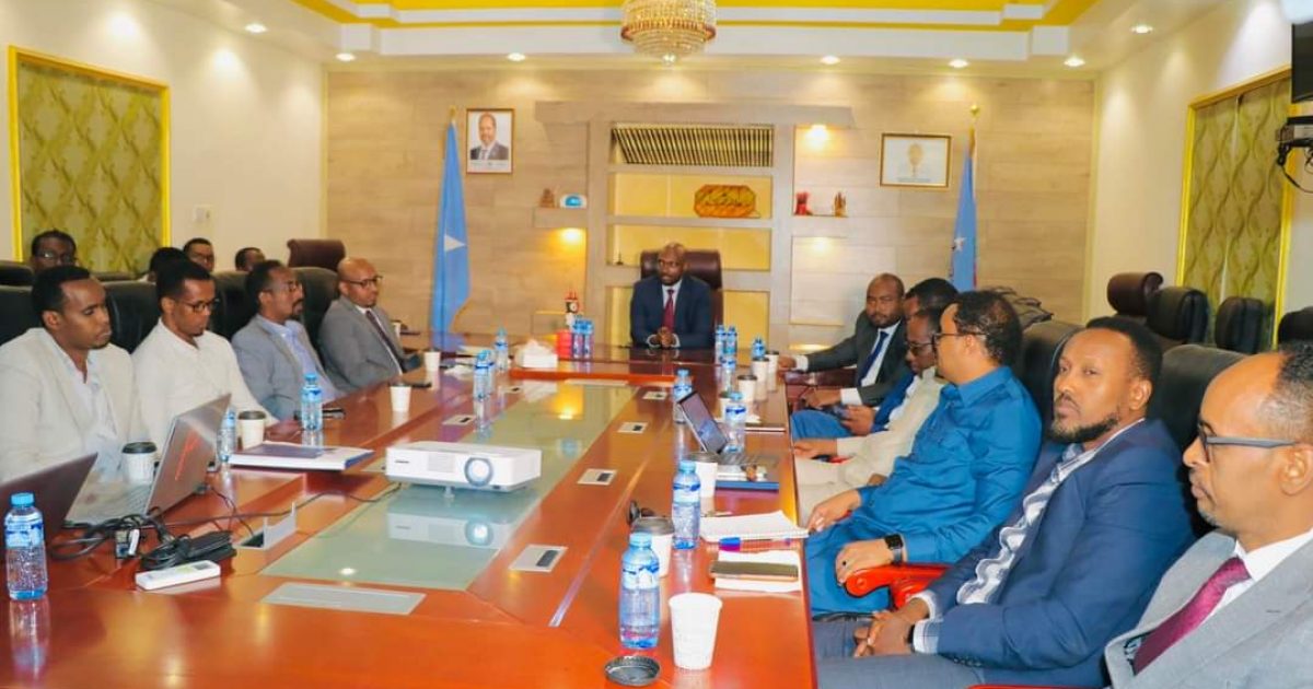 Guddoomiyaha Maxkamadda Oo kulan la yeeshay Guddoomiyaasha Maxkamadda Racfaanka 