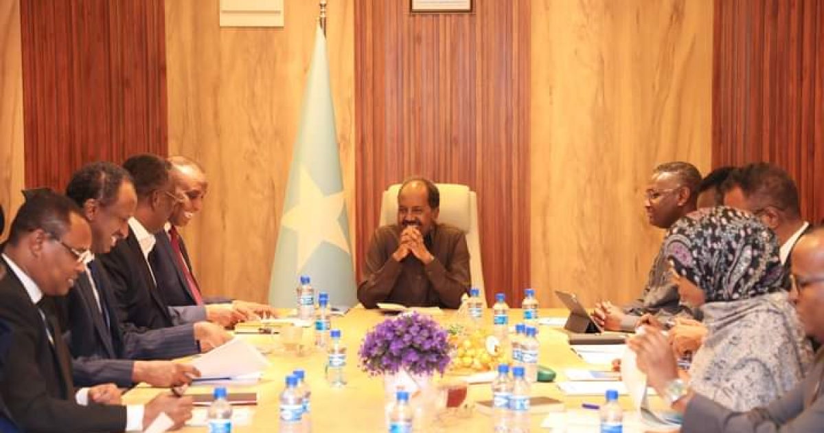 Madaxweyne Xasan Sheekh oo la kulmay Guddiga Qaran ee la dagaallanka lacagta sharci darrada ah iyo Maalgelinta Argagixisada