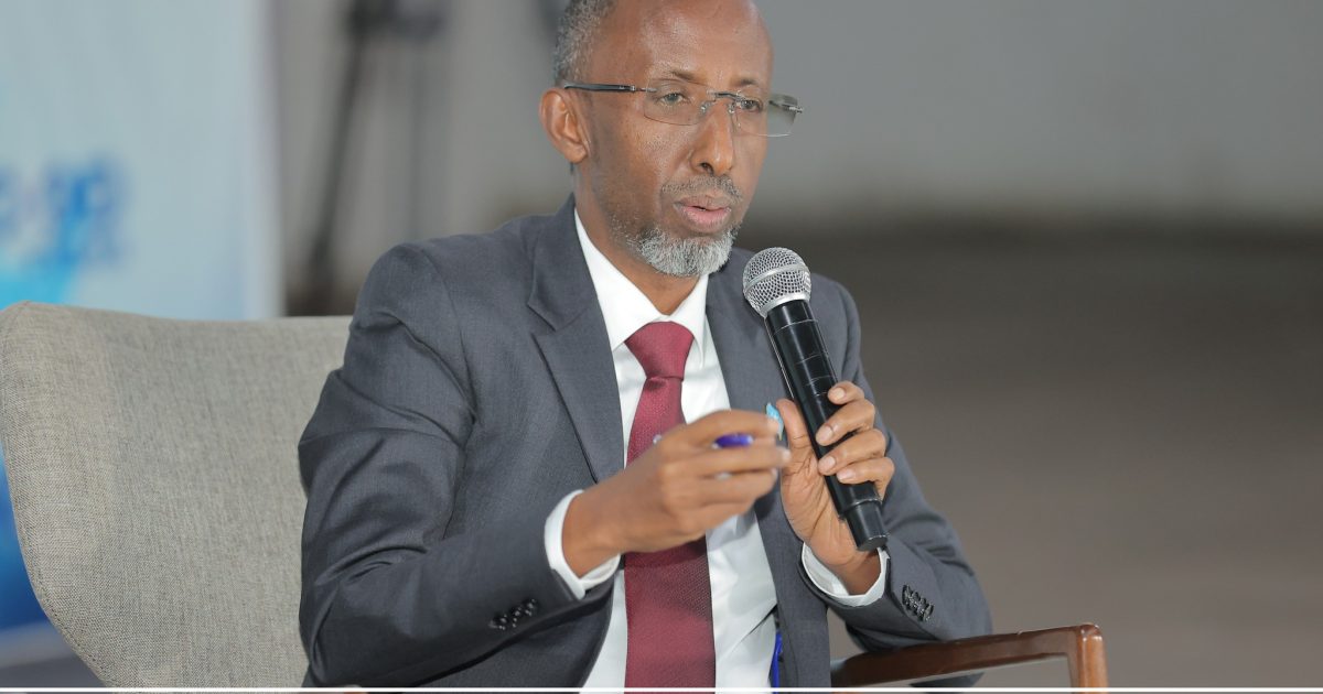 Wasiirka Waxbarashada: “Khawaarijtu waxa ay fursad ka heleen dadka aan wax baran”