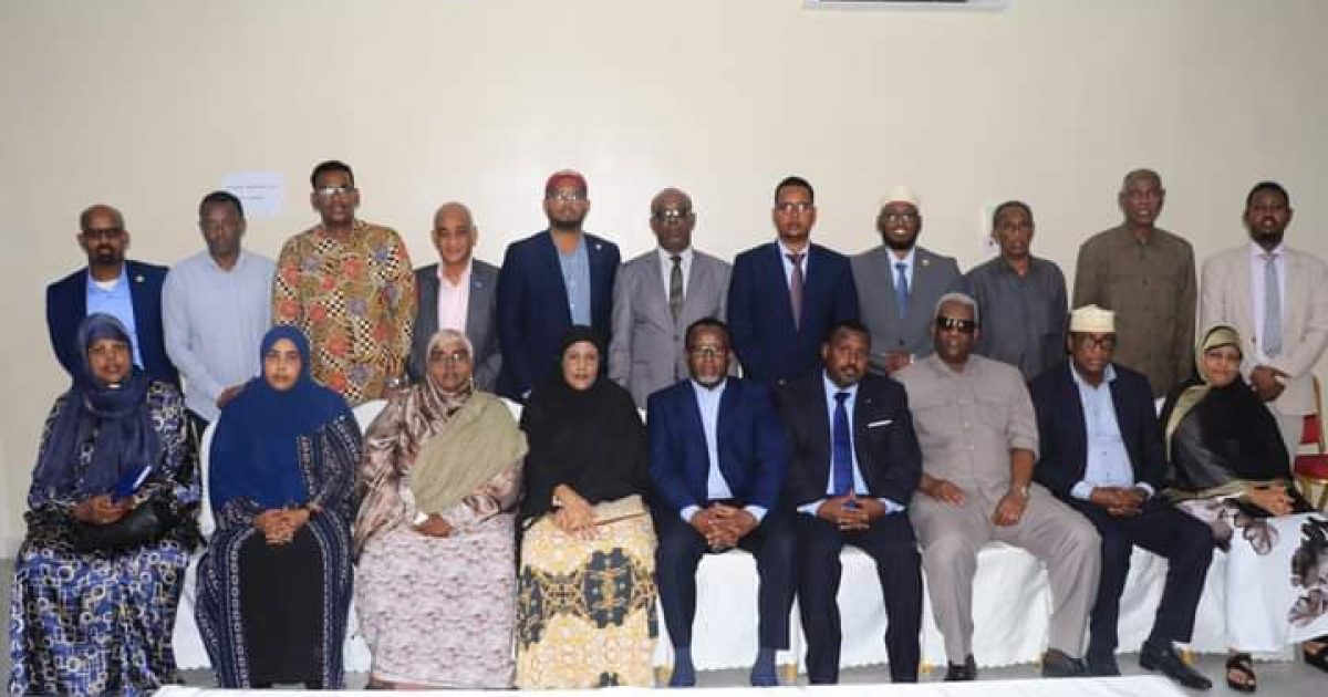 Xildhibaanno ka soo jeeda Gobolka Shabeelaha Hoose oo loo sameeyey qado sharaf “SAWIRRO”